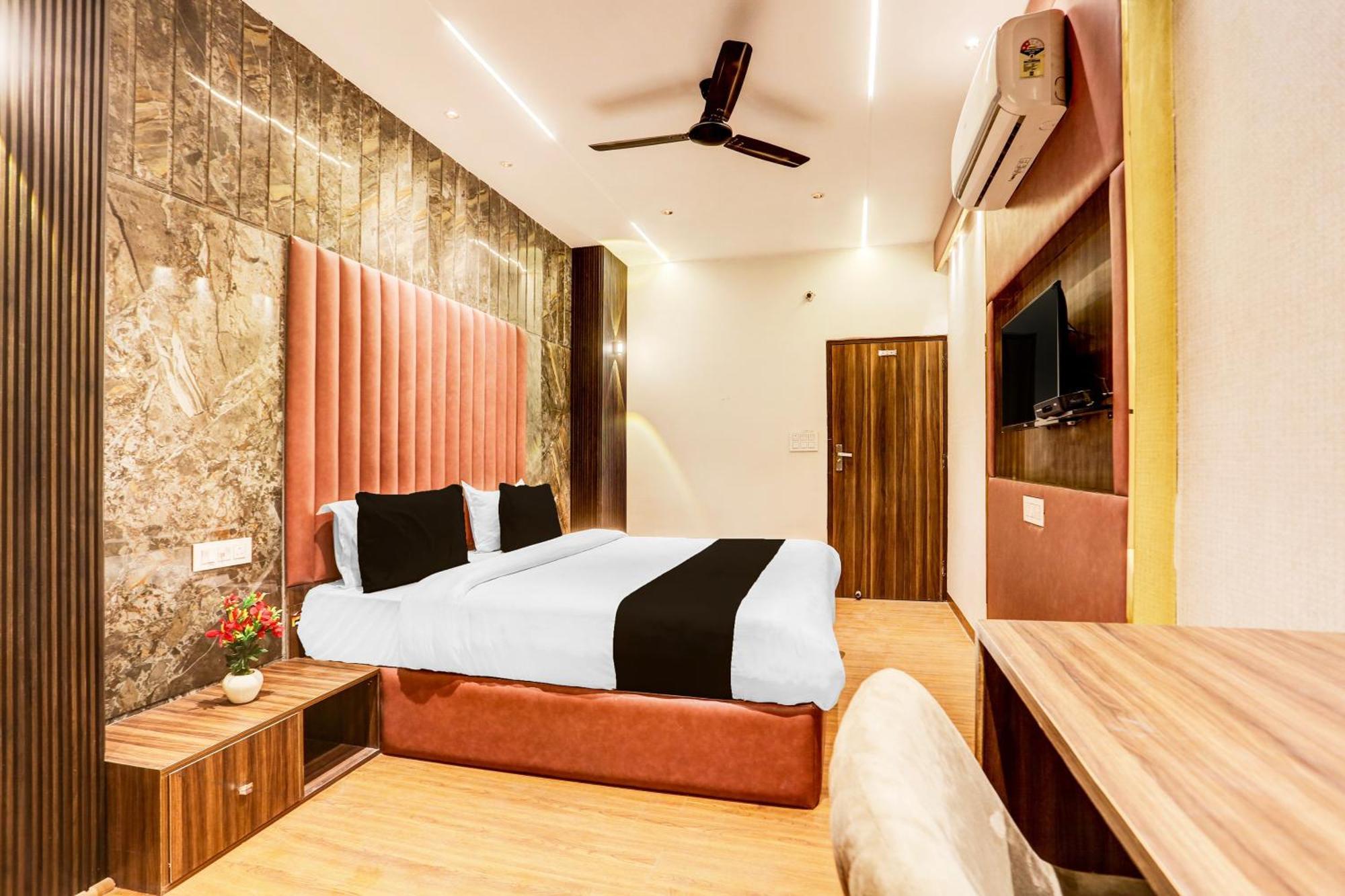 Super Townhouse Haibowal Chowk Ludhijána Exteriér fotografie
